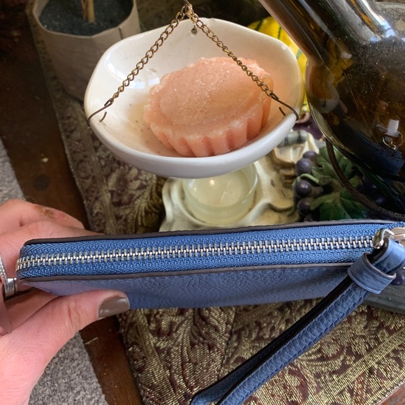 Authentic COACH Pebbled leather zip wristlet with Aquarius print - Picture 5 of 9